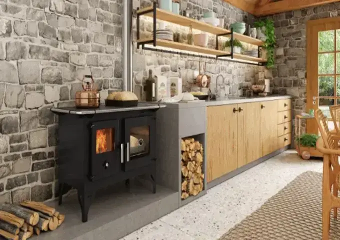  Área gourmet com fogão a lenha e armários de madeira