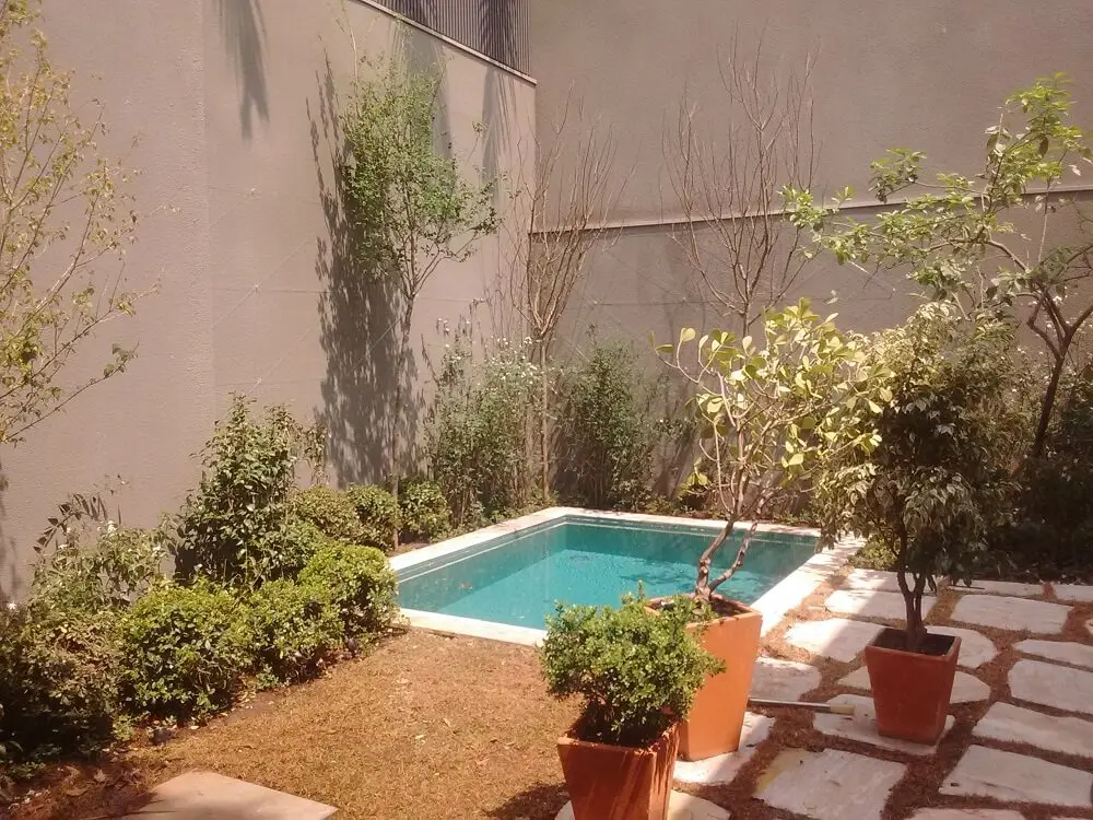 Se o projeto permitir procure inserir uma piscina na área externa da casa. Foto: habitissimo.com