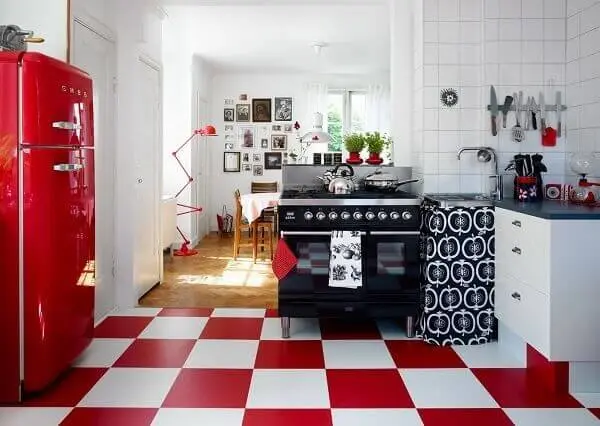 O piso xadrez vermelho traz muita personalidade a cozinha vintage. Fonte: Blog Arredamento