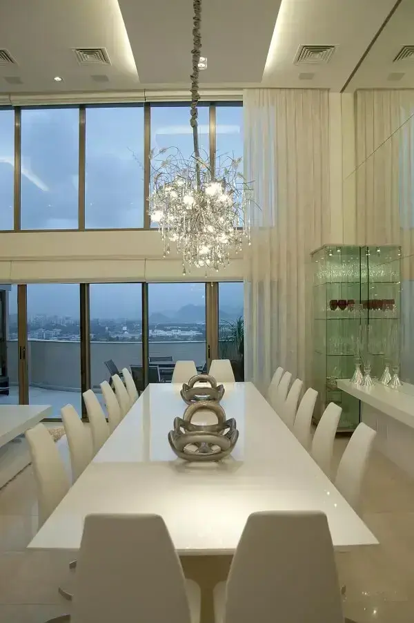 A cristaleira de vidro completa a decoração da sala de jantar de luxo. Fonte: Léo Shehtman