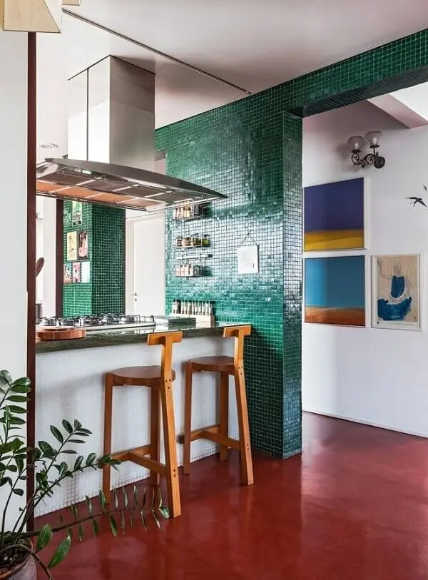 A pastilha verde da parede conversa de forma harmônica com o piso colorido queimado. Fonte: Histórias de Casa