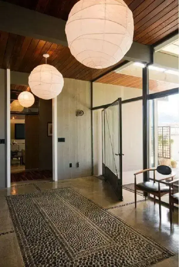 A porta de vidro para sala garante uma boa iluminação natural. Fonte: Pearson Design Group