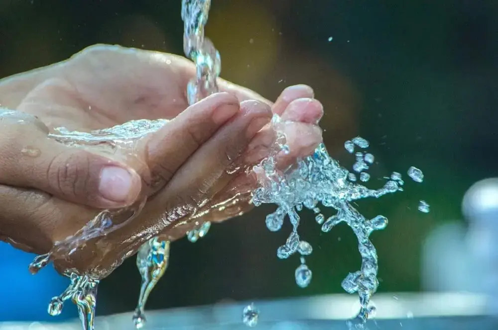 A água é vida no nosso corpo, por isso não deixe de se hidratar. Fonte: Pixabay