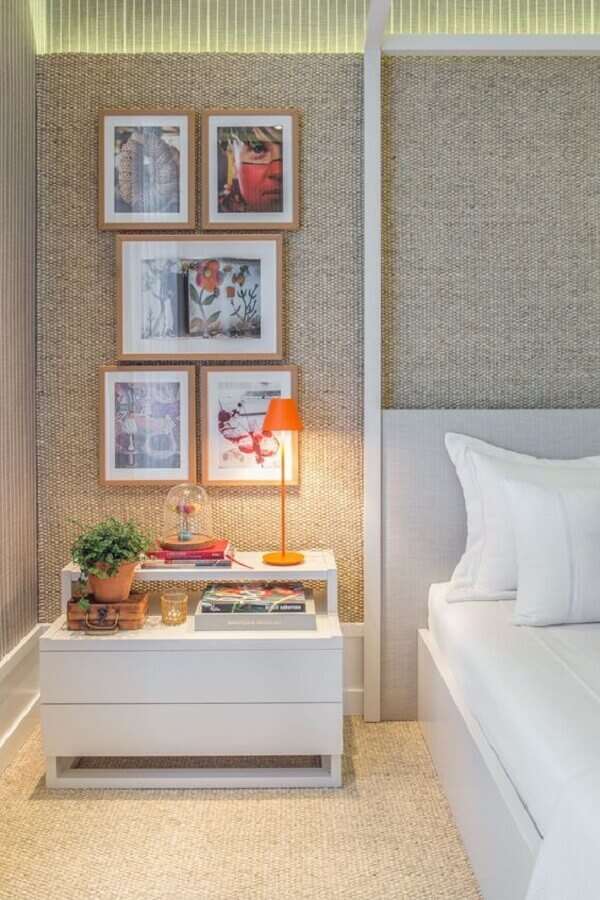 Abajur para criado mudo de quarto decorado com tecido cinza na parede Foto Quartos Etc