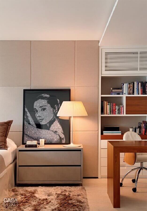 Abajur para criado mudo de quarto grande decorado com home office Foto MCA Studio