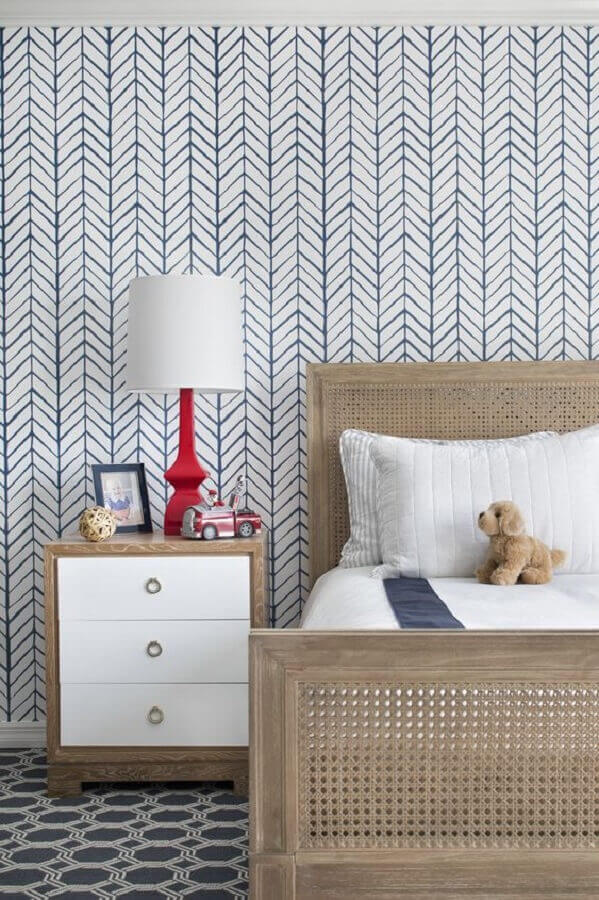 Abajur para criado mudo de quarto infantil decorado com papel de parede azul e branco  Foto domino magazine
