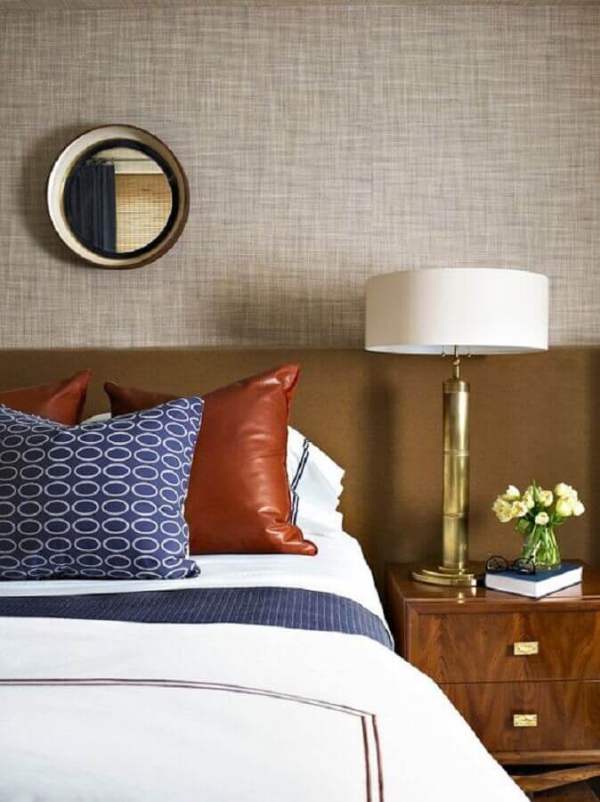 Abajur para criado mudo quarto casal decorado com almofadas para cama e cabeceira marrom Foto Blanco Interiores