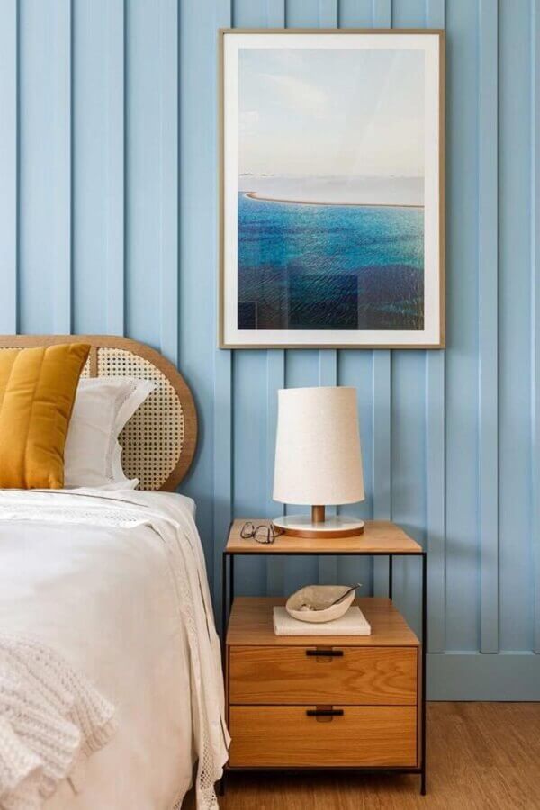 Abajur pequeno para criado mudo de quarto azul decorado com moveis de madeira Foto Beatriz Zeglin Arquitetura
