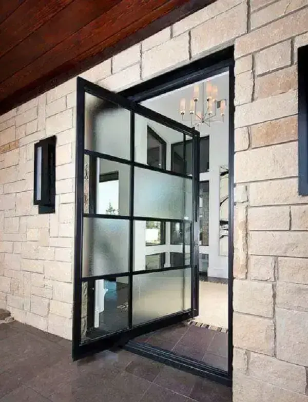 Acabamento jateado ou adesivos para porta de vidro sala deixam a decoração ainda mais descontraída. Fonte: PPDS Design + Interiors
