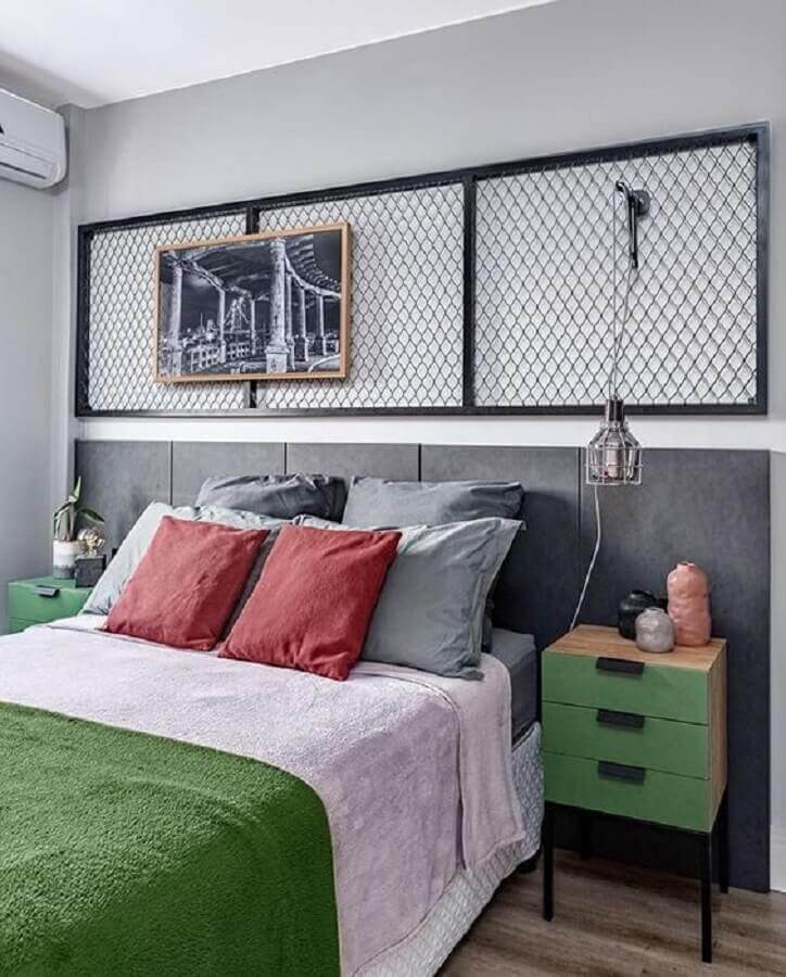 Almofadas para quarto de casal decorado com cabeceira de cama box cinza Foto Diycore