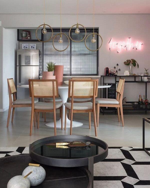Armário de vidro canelado na cozinha moderna