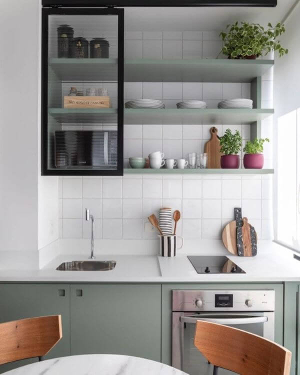 Armário de vidro para cozinha moderna em verde sage
