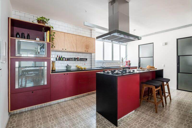 Armário vermelho para decoração de cozinha planejada com ilha simples Foto Iná Arquitetura