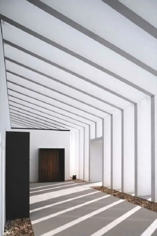 Arquitetura moderna com pergolado de concreto. Fonte: Decor Fácil