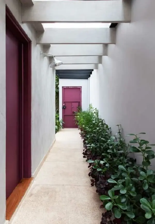As plantas recebem a luz natural necessária que entra pelo pergolado de concreto. Fonte: Arquitetura e Construção