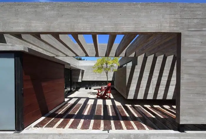 Até a sombra do pergolado de concreto garagem traz um charme especial para a arquitetura do imóvel. Fonte: Ideias Decor