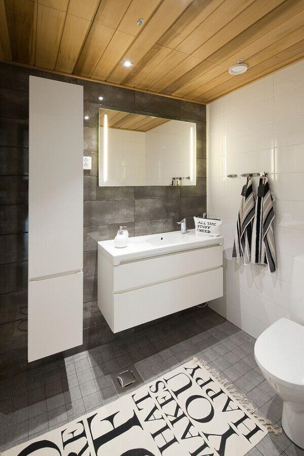 Banheiro cinza decorado com gabinete branco suspenso Foto Honka