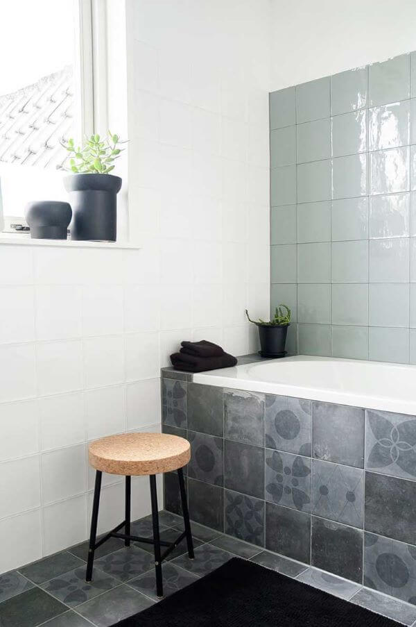 Banheiro com revestimento verde sage
