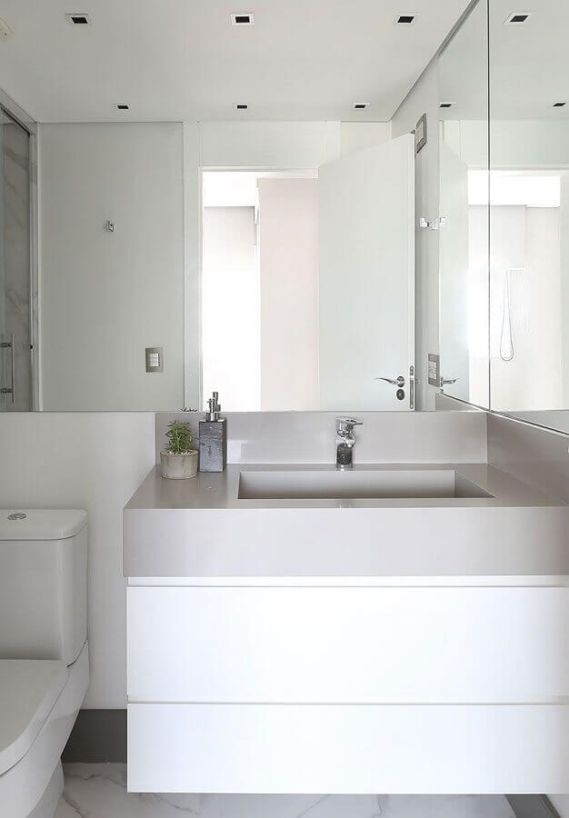 Banheiro pequeno decorado com gabinete branco suspenso Foto Studio Janela