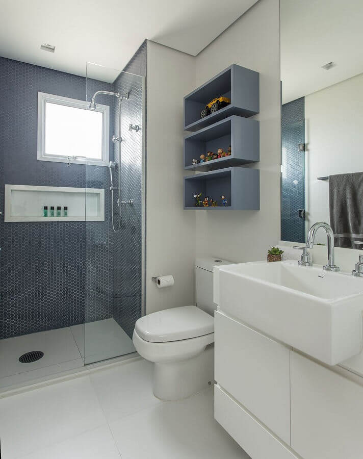 Banheiro simples e bonito decorado com revestimento hexagonal azul na área do box Foto Karina Korn