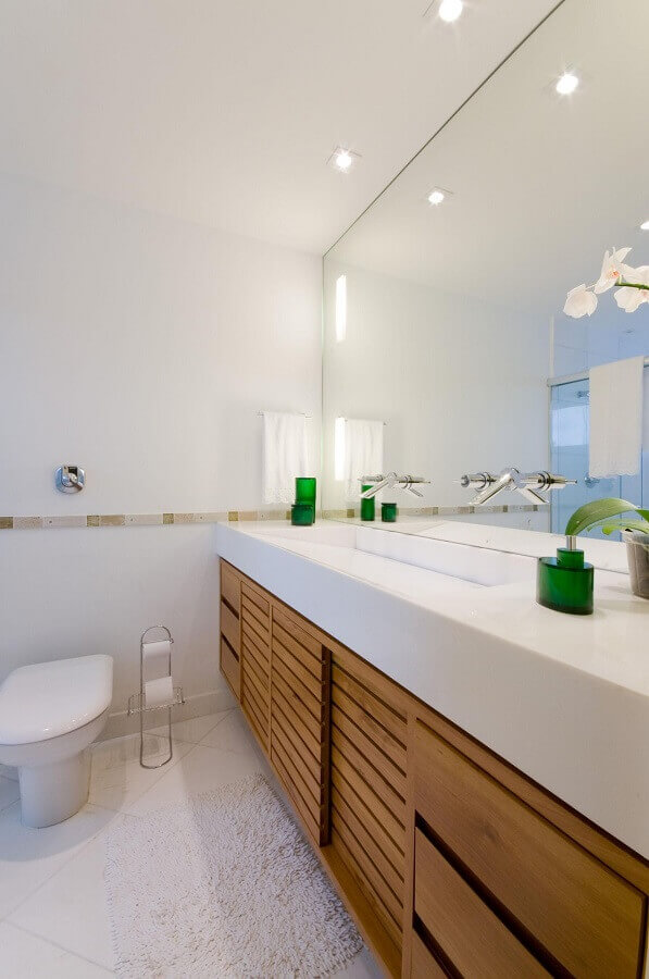 Banheiro simples e bonito todo branco decorado com gabinete de madeira suspenso Foto Leticia Araújo