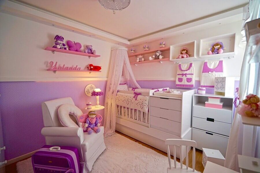 Berço com dossel de parede para quarto de bebe feminino decorado em branco e lilás Foto Andrea Bento