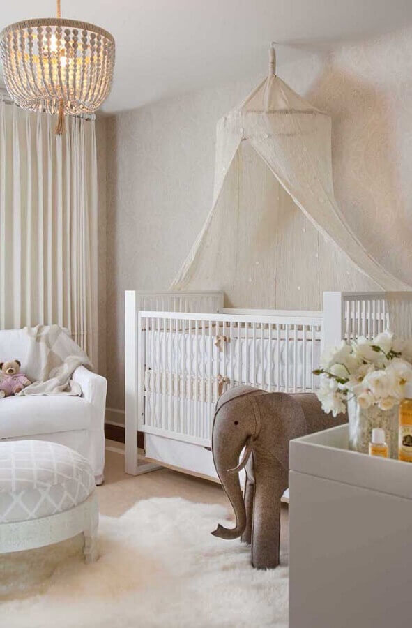 Berço com dossel de teto para decoração de quarto de bebê em cores claras Foto Decor Facil