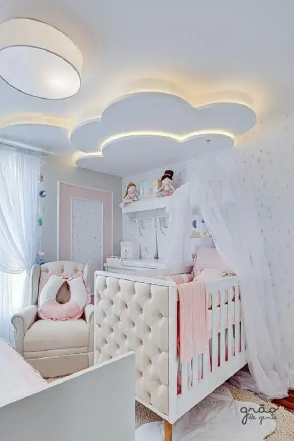 Berço com dossel para quarto de bebê feminino decorado com nuvem no teto Foto Grão de Gente