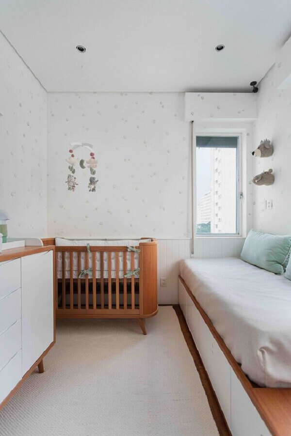 Berço de bebê de madeira para quarto branco decorado com cama planejada Foto Duas Arquitetura