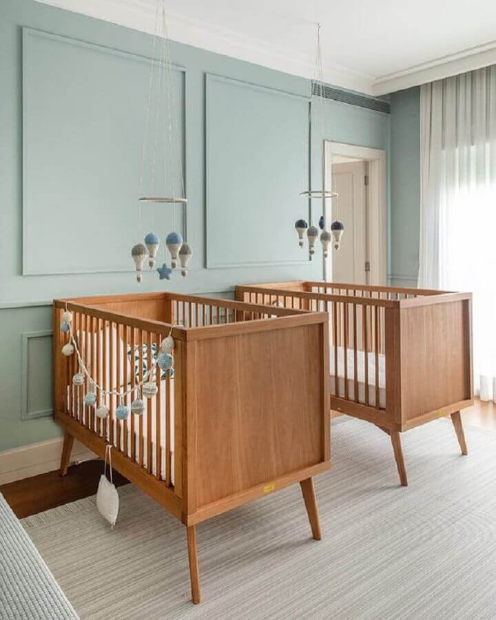 Berço de bebê de madeira para quarto de gêmeos decorado com parede azul claro Foto Triplex Arquitetura