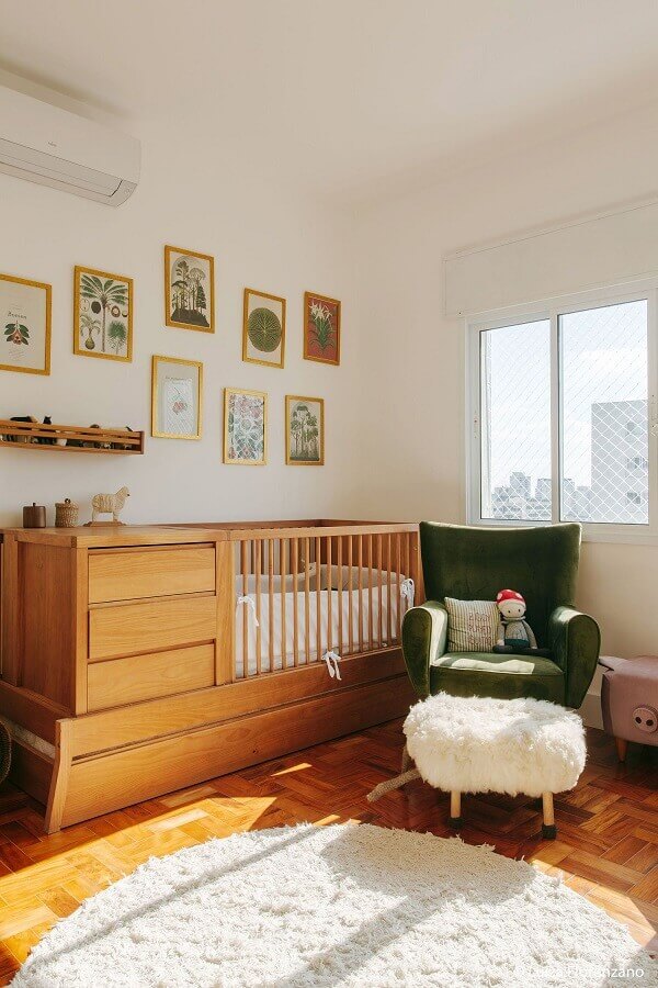 Berço de madeira com gaveta e trocador para decoração de quarto de bebê com poltrona verde Foto Luiza Florenzano