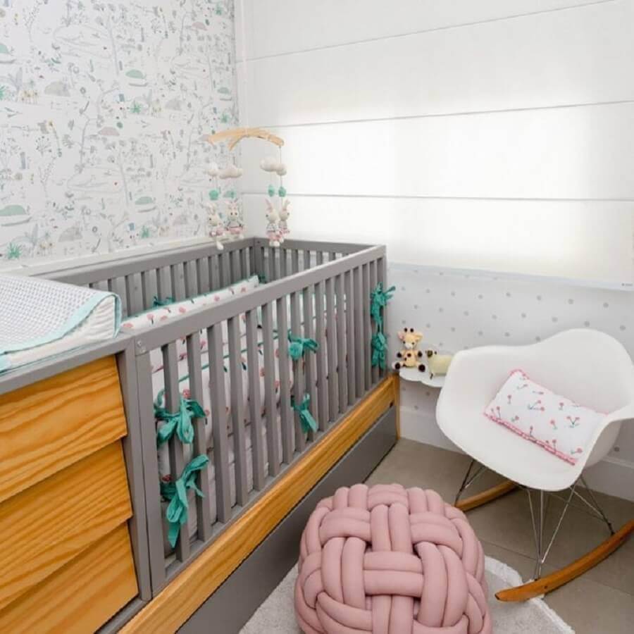 Berço de madeira com gaveta para quarto de bebê cinza e branco decorado com cadeira de balanço Foto Decor Petit