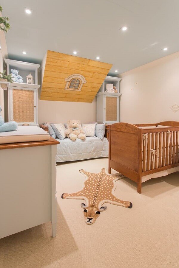 Berço de madeira e tapete de girafa para decoração de quarto de bebê planejado Foto By Kami