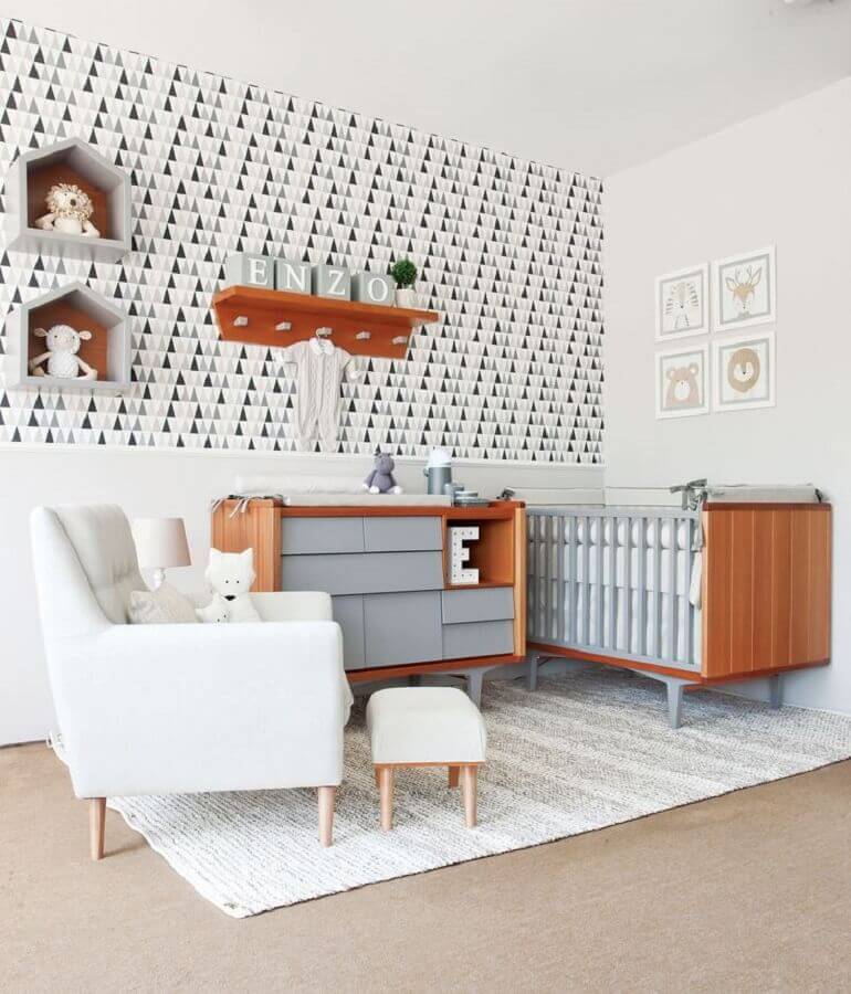 Berço de madeira para decoração de quarto de bebê com papel de parede preto e branco Foto Oficina da Roca