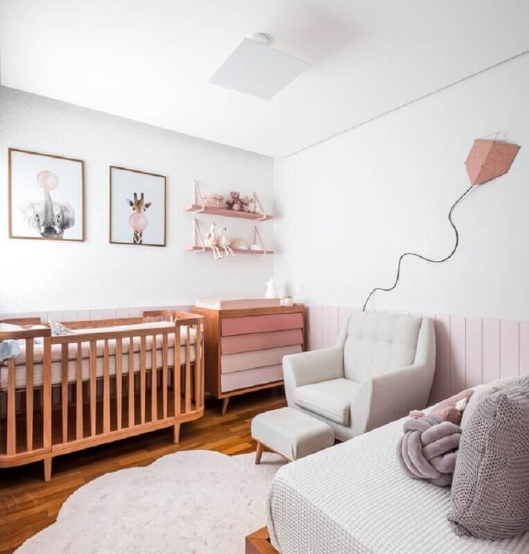Berço de madeira para quarto de bebê branco decorado com cômoda com gavetas cor de rosa Foto Nathalie Artaxo