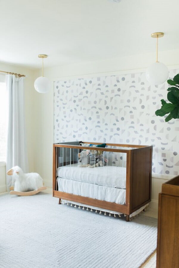 Berço de madeira para quarto de bebe branco decorado com papel de parede delicado Foto Little Crown Interiors