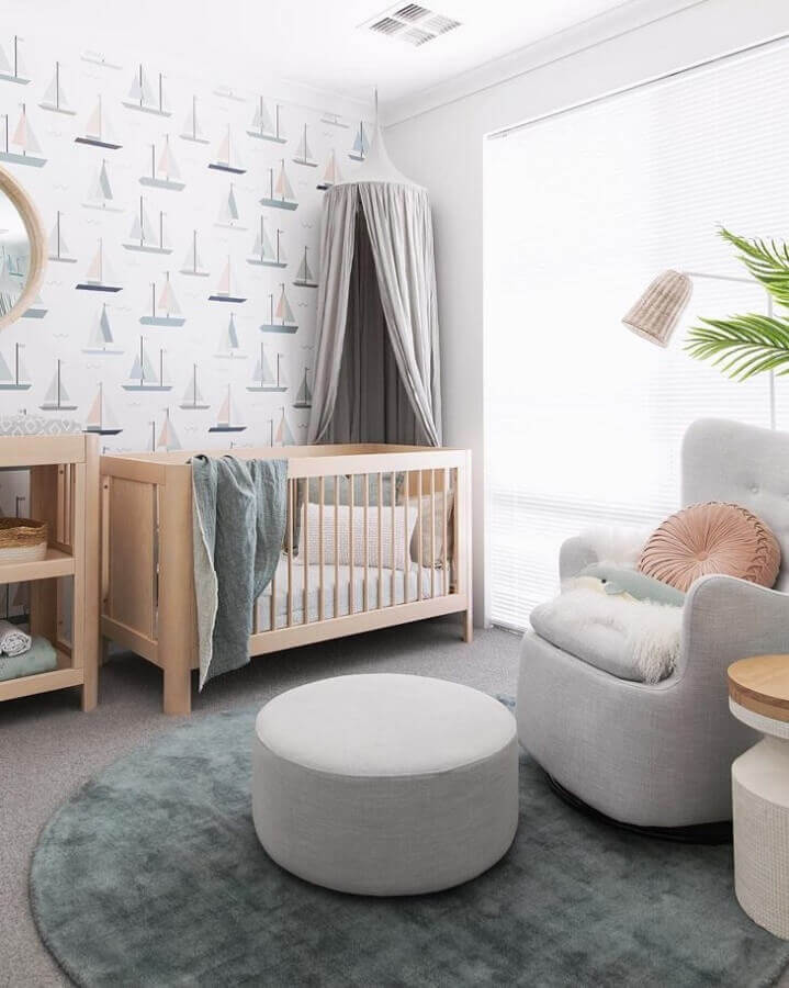 Berço de madeira para quarto de bebê cinza e branco moderno decorado com papel de parede de barquinhos Foto Tarina Wood
