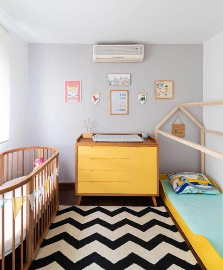 Berço de madeira para quarto decorado com cômoda amarela e cama montessoriana Foto Erika Urbino