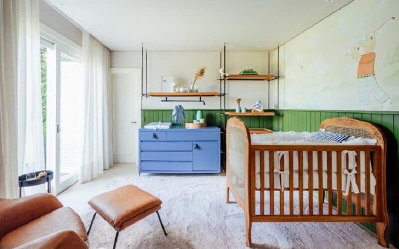 Berço de madeira simples para quarto de bebê decorado com cômoda azul e meia parede verde Foto Greisse Panazzolo