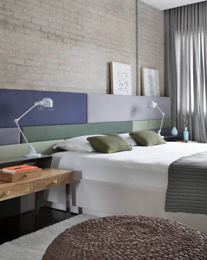 Cabeceira almofadada moderna para decoração de quarto com parede tijolinho Foto Round Square Arquitetura