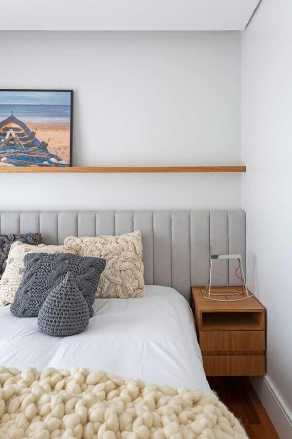 Cabeceira de cama box cinza estofada para quarto branco decorado com criado mudo de madeira Foto Rua 141 Arquitetura