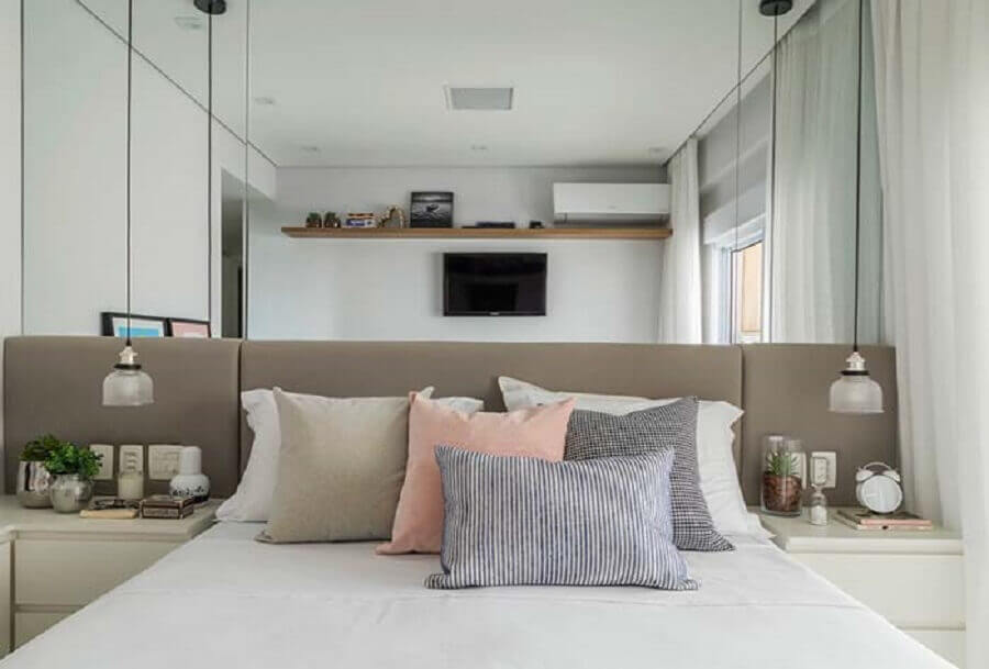 Cabeceira de cama box cinza para quarto pequeno decorado com parede espelhada Foto Decor Facil