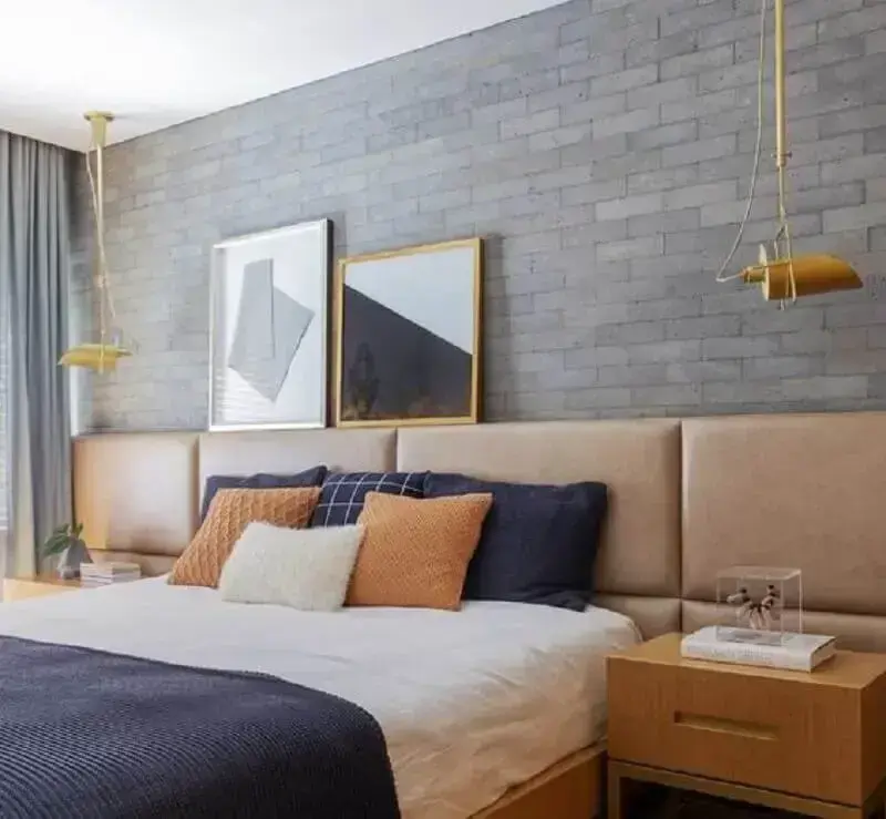 Cabeceira de cama box de couro para quarto de casal decorado com luminária moderna Foto Palimanan Revestimentos Naturais