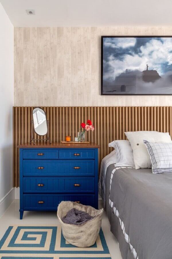 Cabeceira de cama box de madeira para decoração de quarto de casal com comoda azul Foto Erica Salguero