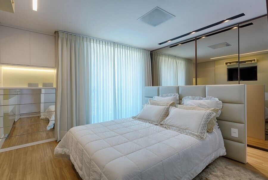 Cabeceira de cama box planejada para decoração de quarto de casal em cores neutras Foto Maria Laura Coelho
