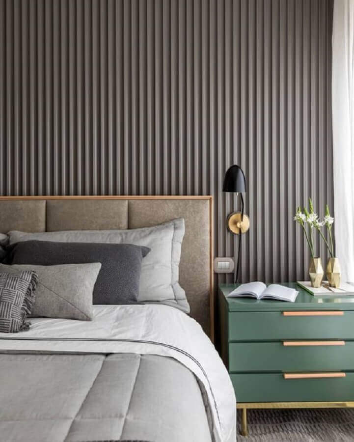 Cabeceira de camas box casal para quarto moderno decorado com painel ripado e arandela Foto Triplex Arquitetura