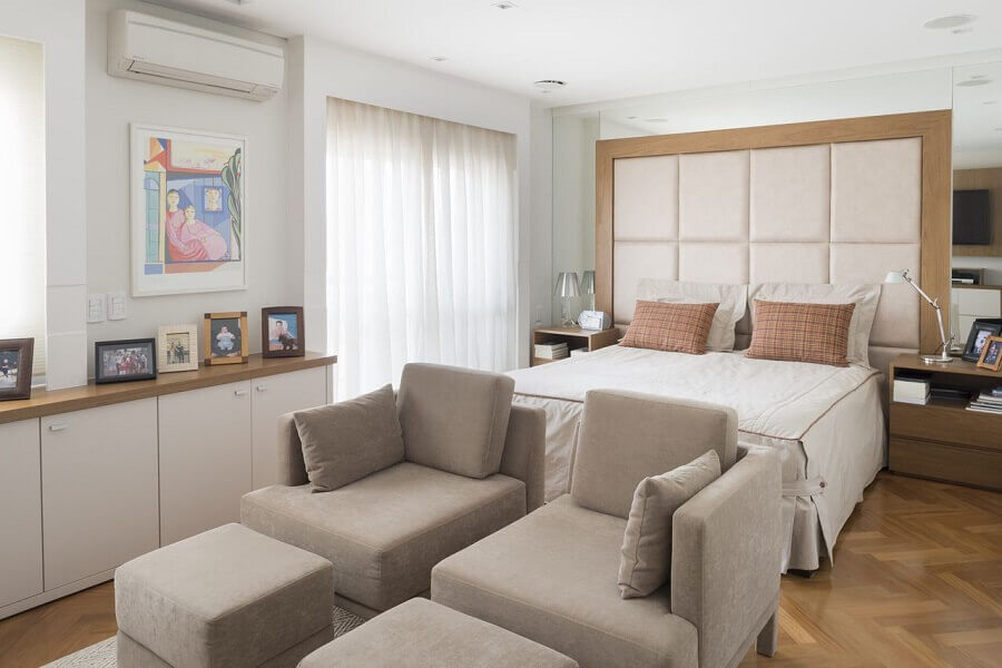 Cabeceira de casal almofadada para quarto grande decorado com cores claras Foto Gustavo Motta