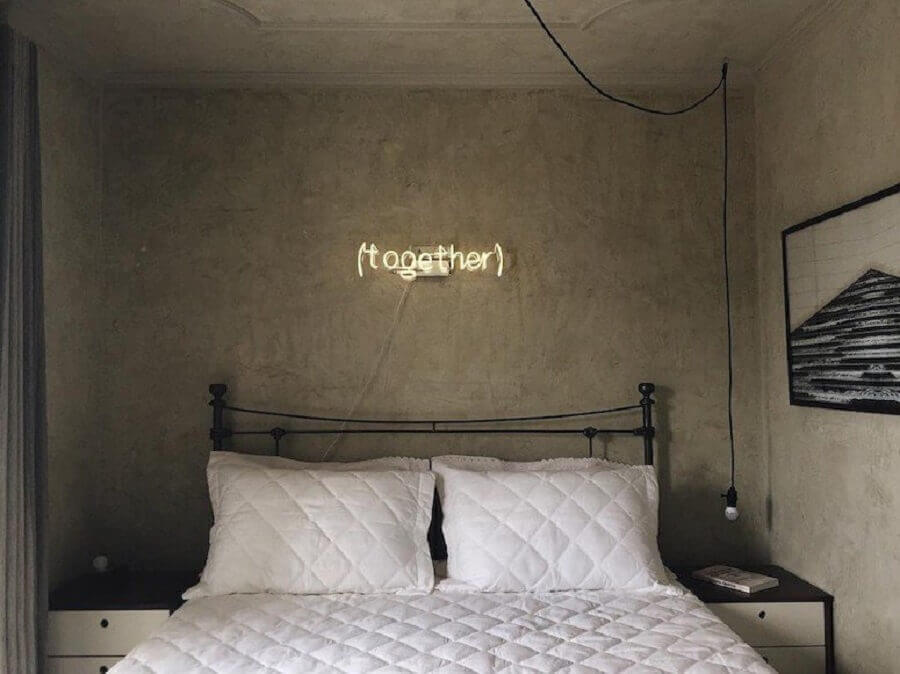 Cabeceira para cama box de ferro para decoracao de quarto com parede de cimento queimado Foto Apartamento 33