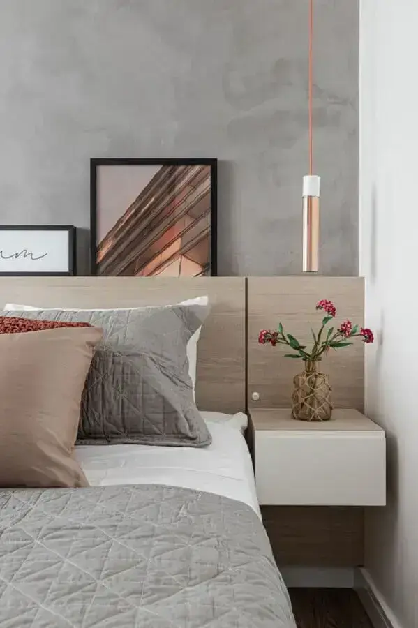 Cabeceira para cama box de madeira para quarto moderno decorado com parede de cimento queimado Foto Rúbia M. Vieira Interiores