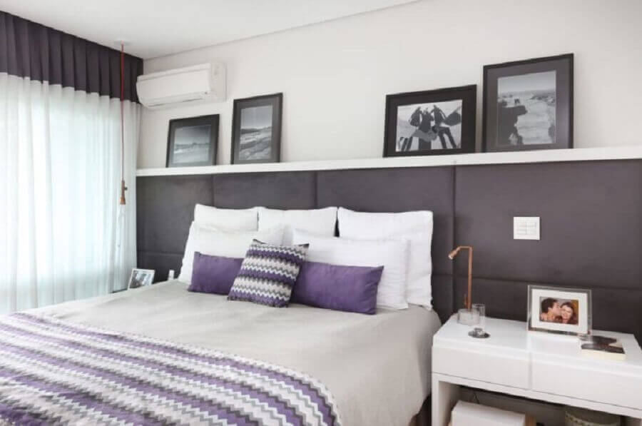 Cabeceira para cama box estofada para decoração de quarto de casal cinza e branco Foto Renata Cafaro